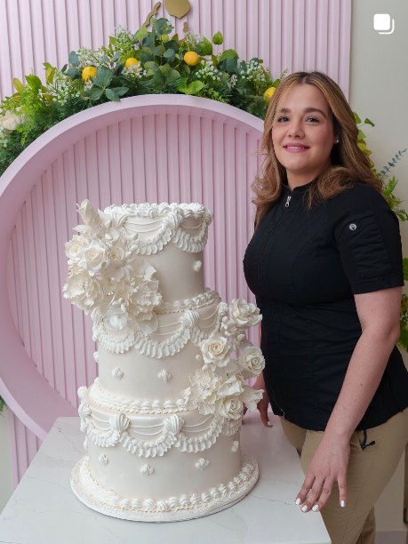Arlina junto a un pastel de bodas